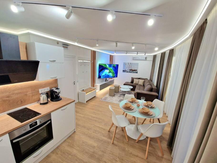 Luxury Apartment. 75 Inches Tv Varna Exterior photo